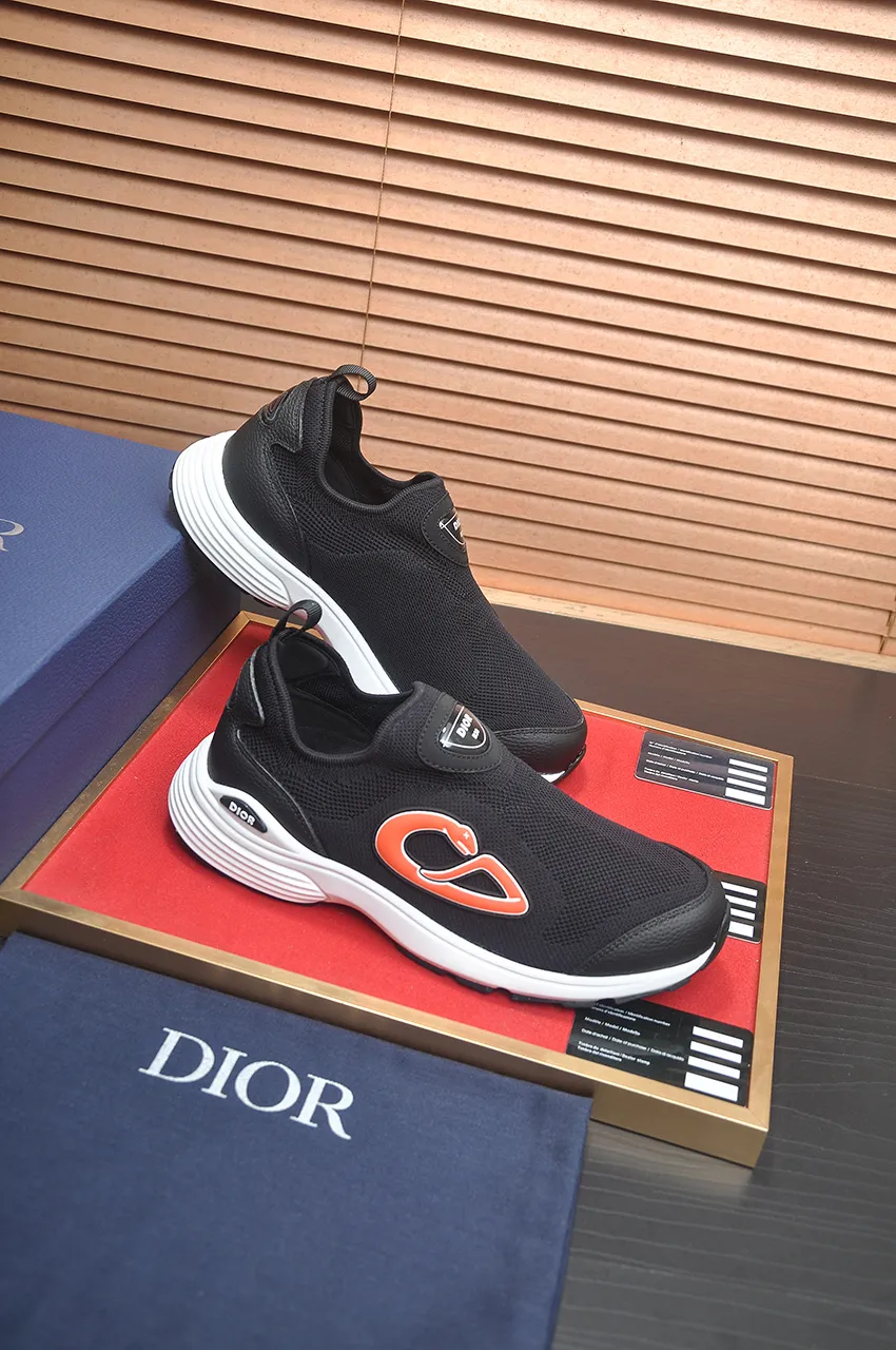 Men's Men's Shoes 💰540💶 𝐂𝐡𝐫𝐢𝐬𝐭𝐢𝐚𝐧 𝐃𝐢𝐨𝐫# Dior breathable fly-knit casual sneakers. The soft and breathable upper complements the lightweight textured effect rubber sole, decorated with various classic details, making it an ideal choice for everyday looks. Can be matched with various casual items to create a refined look Size: 38-46 (45 46 customized)